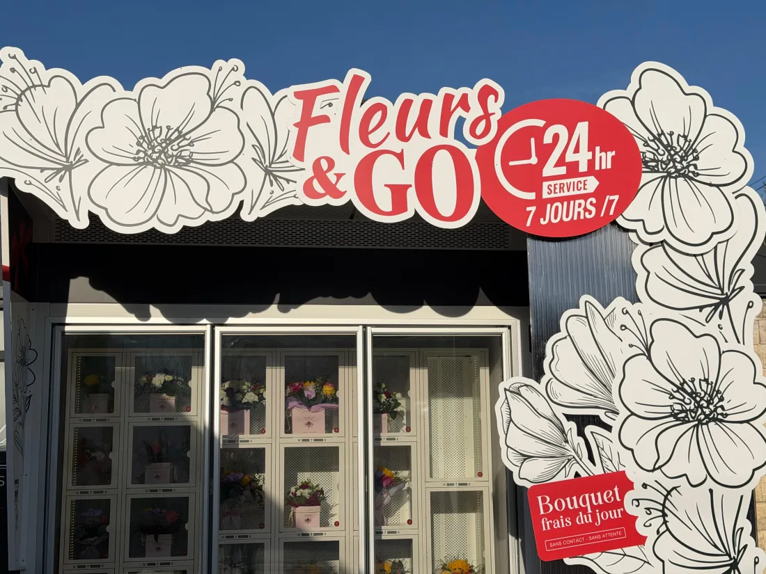Casiers vitrés du distributeur avec des bouquets frais